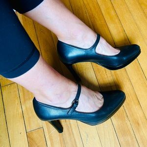 Naturalizer black platform size 7.5 Talissa pump